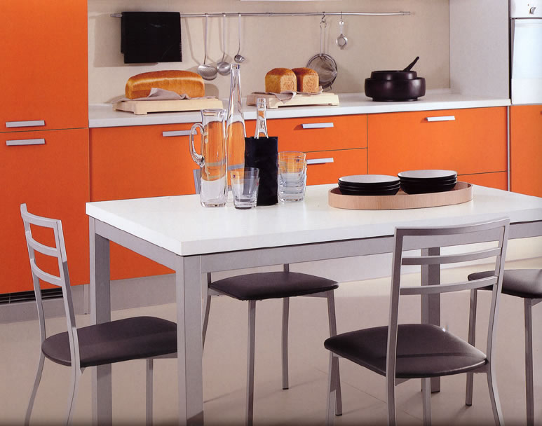 Матовые кухонные столы. Стол кухонный. Кухонный стол и стулья. Обеденный гарнитур для кухни. Модные столы на кухню.